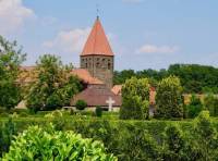 Blick vom Friedhof auf die St. Antonius Kirche